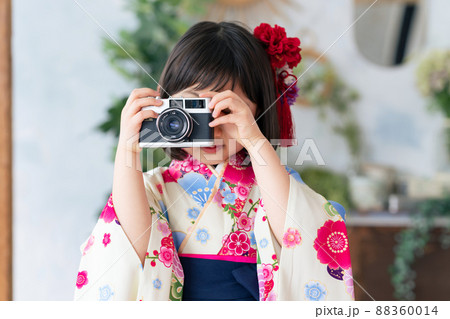 カメラを持った和服の女の子　記念撮影　ハーフ成人式　七五三　写真館 88360014