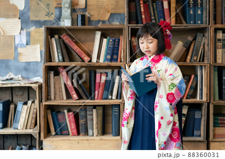 本を読む女の子 記念写真 ハーフ成人式 七五三 写真館 本を読む女の子 記念写真 ハーフ成人式 七五三 写真館 88360031