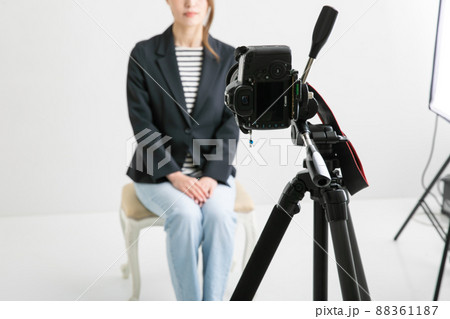 証明写真を撮る様子　ID photo	 88361187