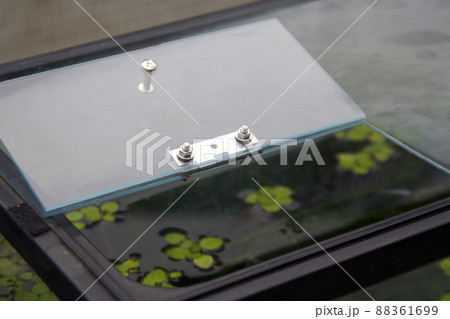 アクリル板を使用した開閉可能な水槽用の透明な蓋の設置写真。 アクリル板を使用した開閉可能な水槽用の透明な蓋の設置写真。 88361699