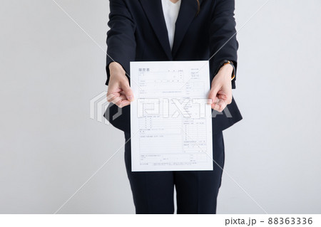履歴書を提出する女性　resume 88363336