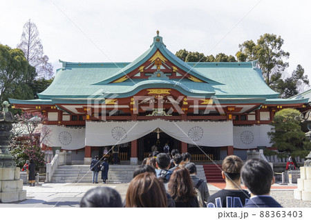 赤坂にある日枝神社に参拝する人々 88363403
