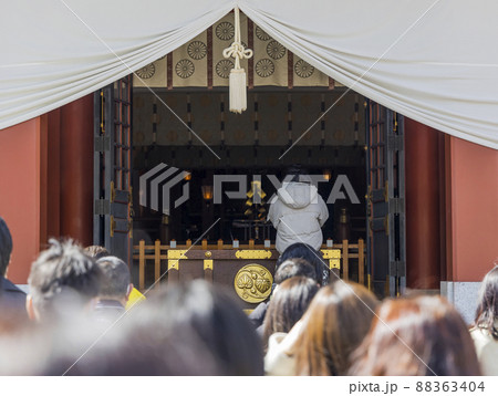 赤坂にある日枝神社に参拝する人々 88363404