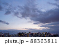 夕暮れ時の都会の空 88363811