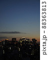 都会の空に浮かぶ月 88363813