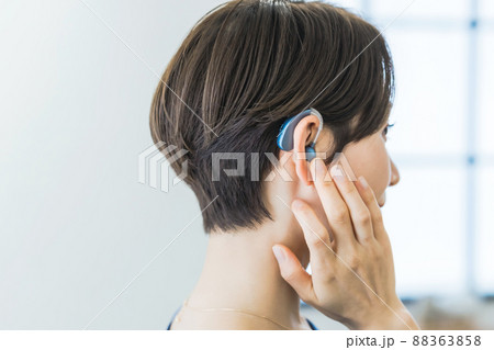 補聴器をつけた女性 補聴器をつけた女性 88363858