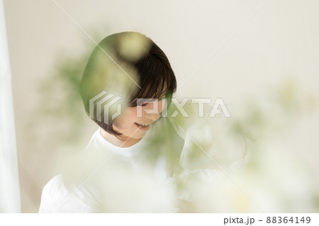 赤ちゃんを抱く母親 88364149