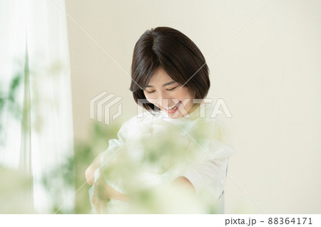 赤ちゃんを抱く母親 88364171