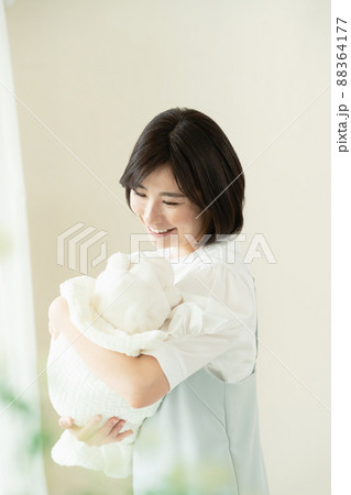 赤ちゃんを抱く母親 88364177