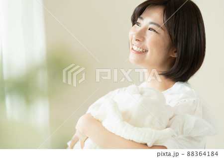 赤ちゃんを抱く母親 88364184