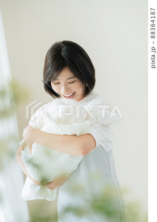 赤ちゃんを抱く母親 88364187
