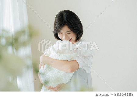 赤ちゃんを抱く母親 88364188