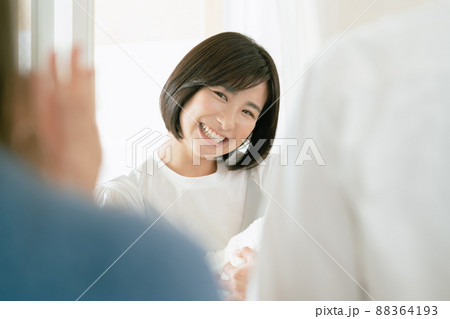 赤ちゃんを抱く母親 88364193