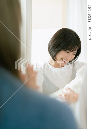 赤ちゃんを抱く母親 88364194
