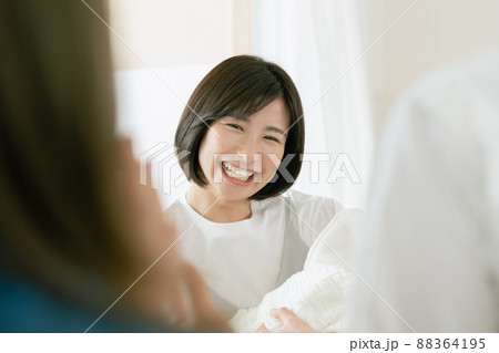 赤ちゃんを抱く母親 88364195
