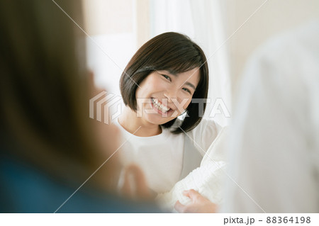 赤ちゃんを抱く母親 88364198