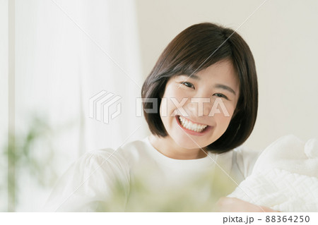 赤ちゃんを抱く母親 88364250