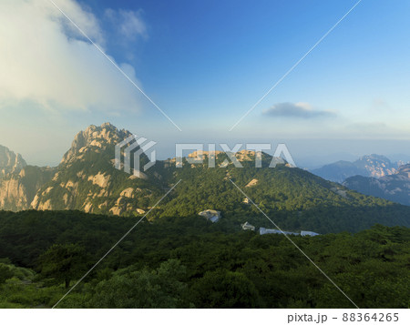 中国安徽省 黄山・光明頂からの眺め / Huangshan, Anhui, China 88364265