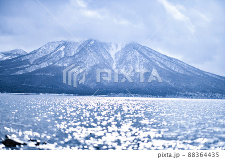 雪山と支笏湖 雪山と支笏湖 88364435