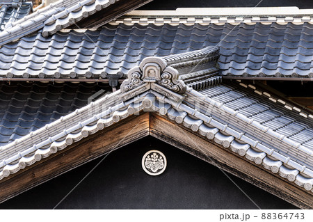 丸に五三の桐の家紋が入った住宅 88364743