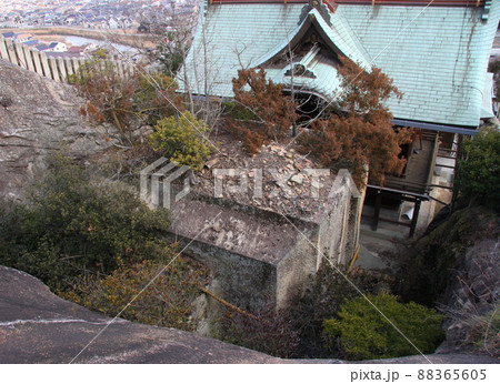 「水に浮く謎の巨石」伝説がある、生石神社の「石の宝殿」 「水に浮く謎の巨石」伝説がある、生石神社の「石の宝殿」 88365605