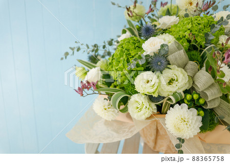 ブルー背景のフラワーアレンジメント 88365758