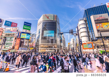 日本の東京都市景観 4月1日、春に。6波の中、解除されたまん延防止、悪夢再び…渋谷は脅威の人流＝1日 88366026