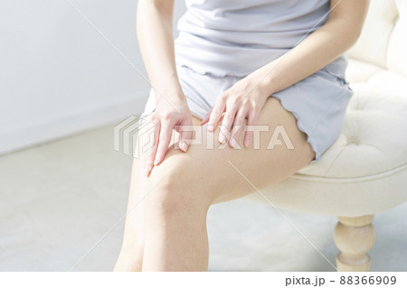 女性　美容　フットケア　リビング　顔無し 88366909