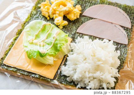 海苔に具材をのせる 88367295