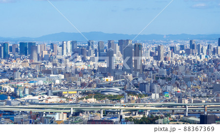大阪風景 摩天楼と木漏れ日 88367369