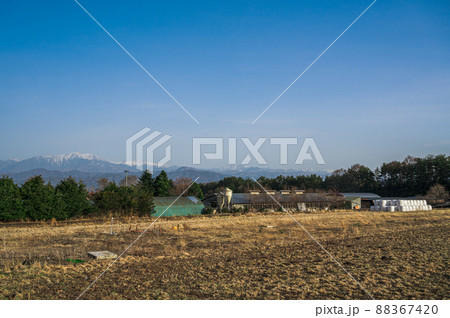 南アルプスと牧場の風景　南箕輪村 88367420