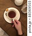 ティーカップを持つ手 88369503