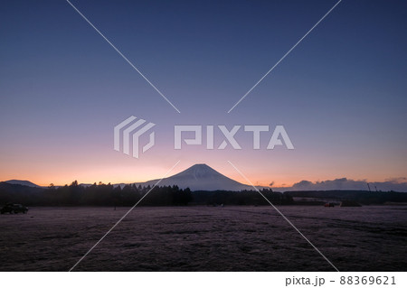 静岡県富士宮市朝霧高原のキャンプ場からの朝日と富士山 88369621