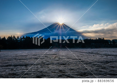 静岡県富士宮市朝霧高原のキャンプ場からの富士山と日の出 静岡県富士宮市朝霧高原のキャンプ場からの富士山と日の出 88369656