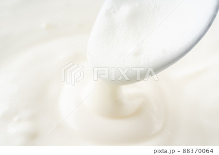 ヨーグルトをスプーンですくう 88370064