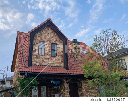 赤い屋根のドーマーのある煉瓦造りの洋館 88370097