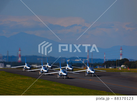 T-4ブルーインパルス離陸へタキシング T-4ブルーインパルス離陸へタキシング 88370123