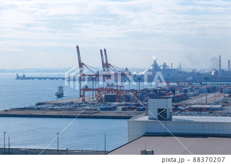川崎マリエンから東京湾で働く船　（神奈川県川崎市東扇島） 88370207