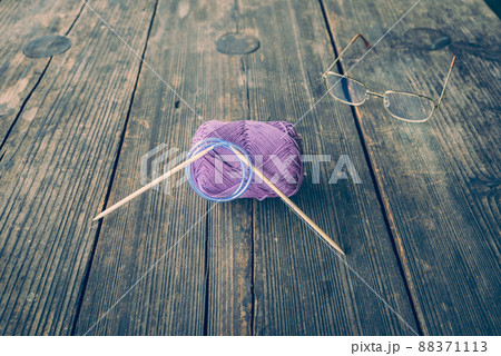 毛糸玉と編み針とメガネ 88371113