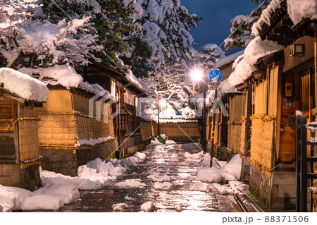 《石川県》雪化粧の長町武家屋敷跡・冬の金沢 88371506
