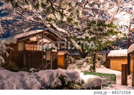 《石川県》雪化粧の長町武家屋敷跡・冬の金沢 《石川県》雪化粧の長町武家屋敷跡・冬の金沢 88371508