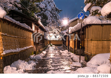 《石川県》雪化粧の長町武家屋敷跡・冬の金沢 《石川県》雪化粧の長町武家屋敷跡・冬の金沢 88371509