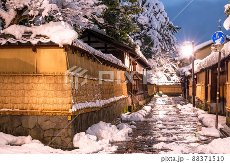《石川県》雪化粧の長町武家屋敷跡・冬の金沢 88371510