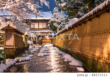 《石川県》雪化粧の長町武家屋敷跡・冬の金沢 88371511