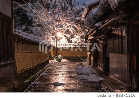 《石川県》雪化粧の長町武家屋敷跡・冬の金沢 《石川県》雪化粧の長町武家屋敷跡・冬の金沢 88371516