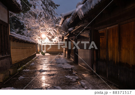 《石川県》雪化粧の長町武家屋敷跡・冬の金沢 《石川県》雪化粧の長町武家屋敷跡・冬の金沢 88371517