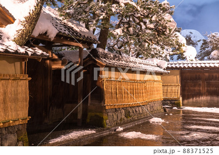 《石川県》雪化粧の長町武家屋敷跡・冬の金沢 88371525