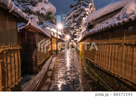 《石川県》雪化粧の長町武家屋敷跡・冬の金沢 《石川県》雪化粧の長町武家屋敷跡・冬の金沢 88371543