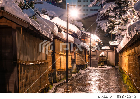 《石川県》雪化粧の長町武家屋敷跡・冬の金沢 《石川県》雪化粧の長町武家屋敷跡・冬の金沢 88371545