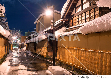 《石川県》雪化粧の長町武家屋敷跡・冬の金沢 88371556